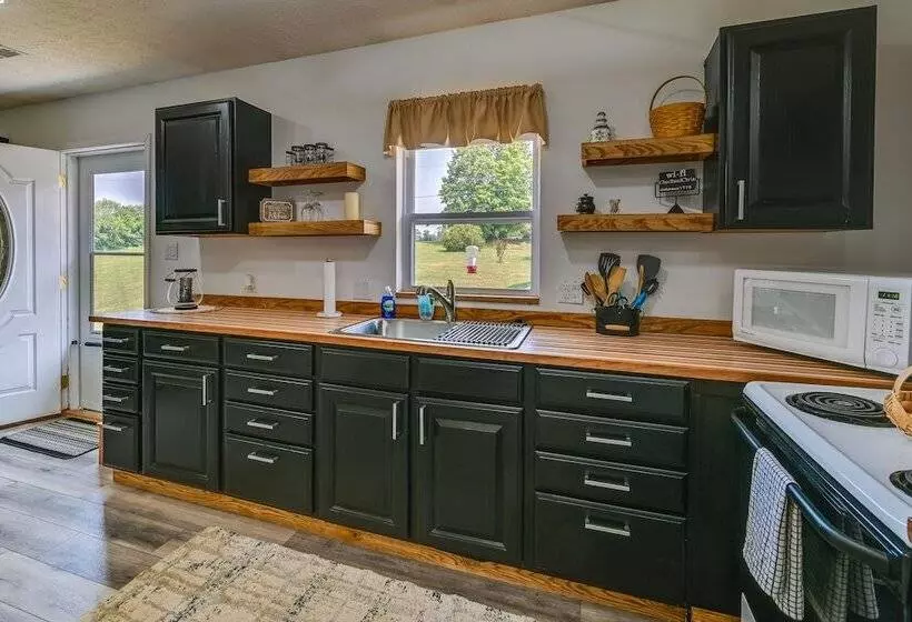 Charming Smiths Grove Home Near Cave Tours!