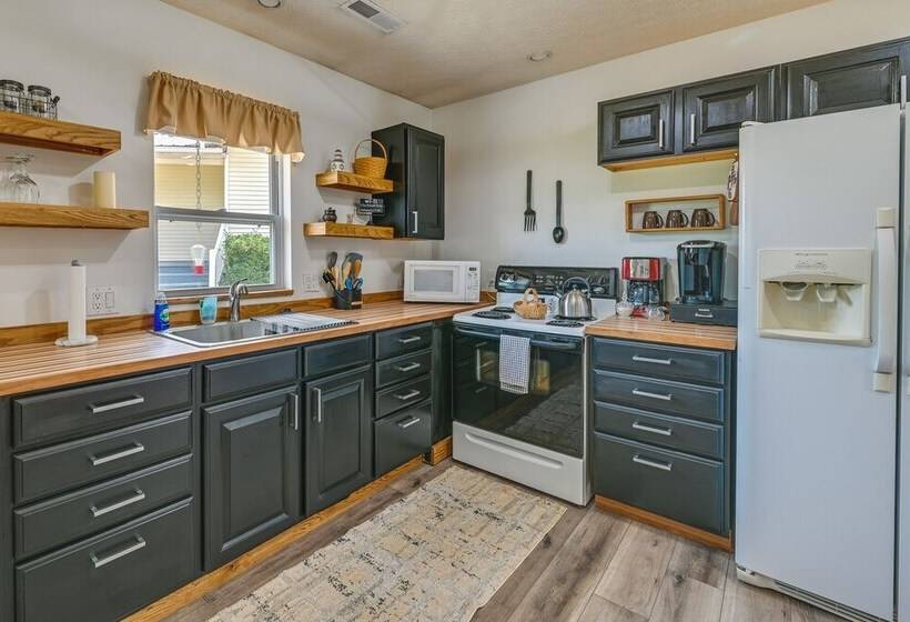 Charming Smiths Grove Home Near Cave Tours!