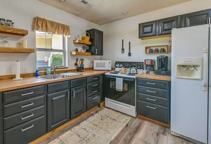 Charming Smiths Grove Home Near Cave Tours!