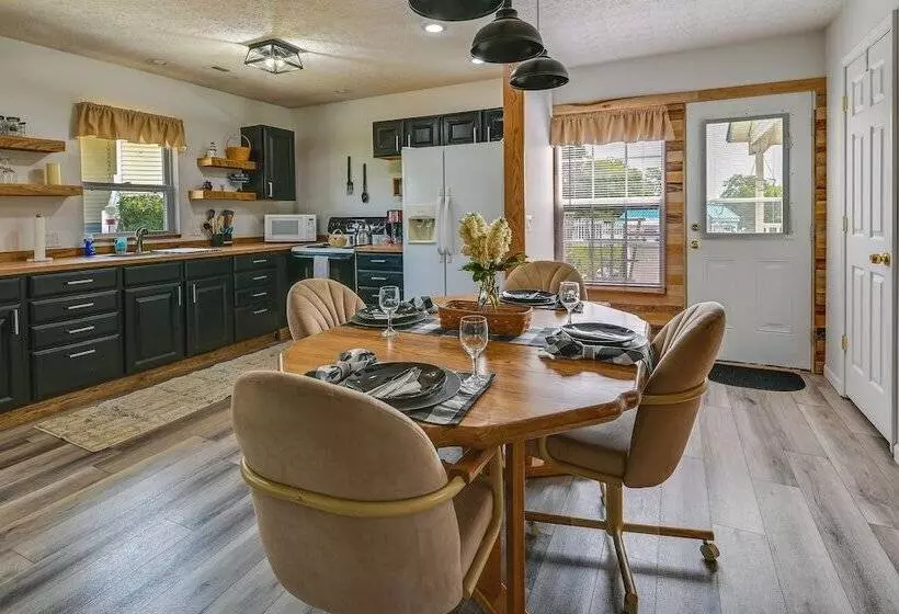 Charming Smiths Grove Home Near Cave Tours!