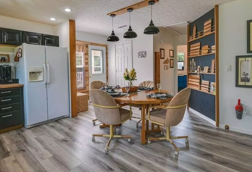 Charming Smiths Grove Home Near Cave Tours!