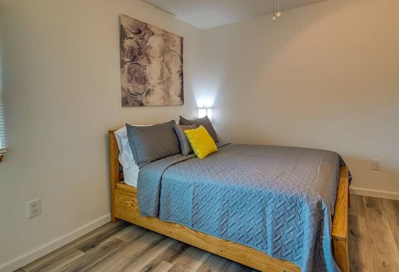 Charming Smiths Grove Home Near Cave Tours!