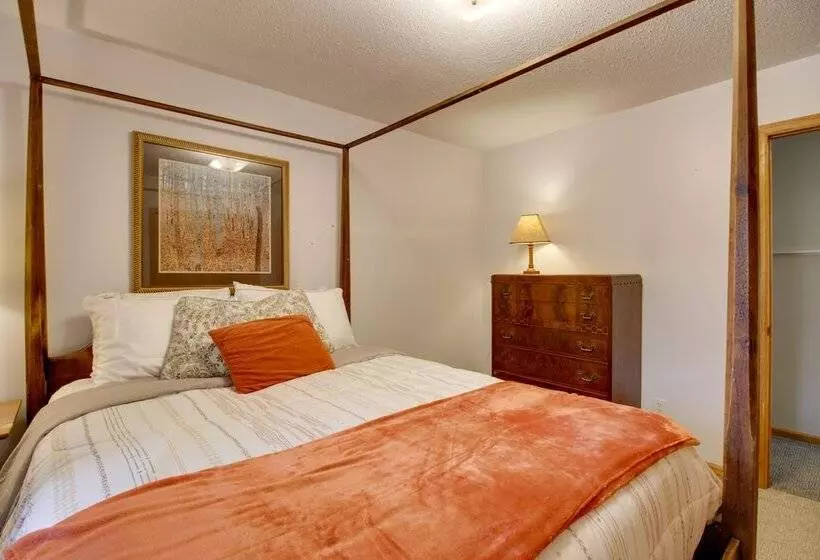 Cozy Frazee Lake Home W/ Hot Tub & Fire Pit!