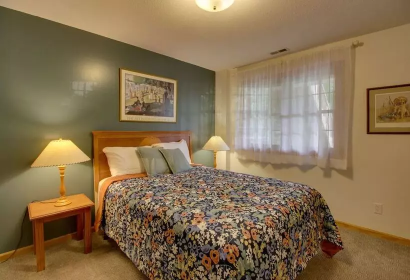Cozy Frazee Lake Home W/ Hot Tub & Fire Pit!