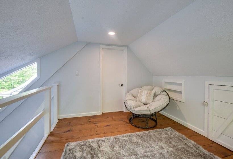 Cozy North Conway Retreat W/ Deck & Fire Pit!