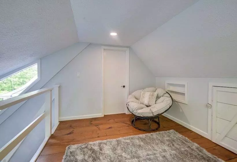 Cozy North Conway Retreat W/ Deck & Fire Pit!