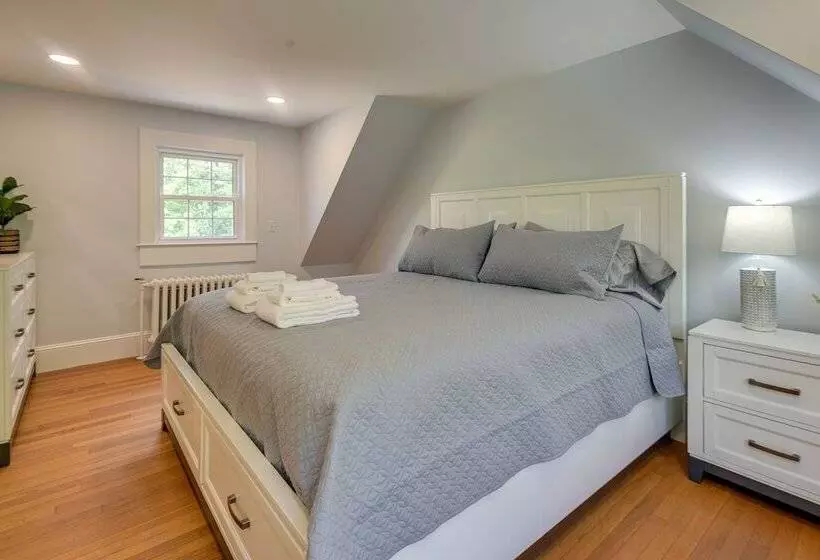 Cozy North Conway Retreat W/ Deck & Fire Pit!