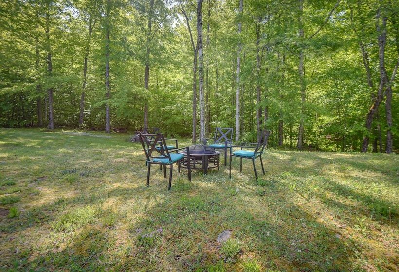 Cozy North Conway Retreat W/ Deck & Fire Pit!