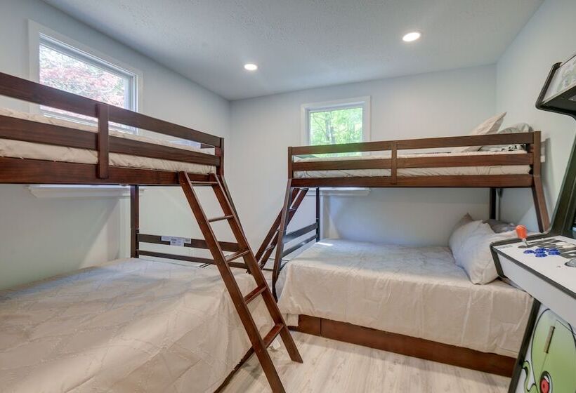 Cozy North Conway Retreat W/ Deck & Fire Pit!