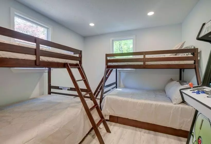 Cozy North Conway Retreat W/ Deck & Fire Pit!