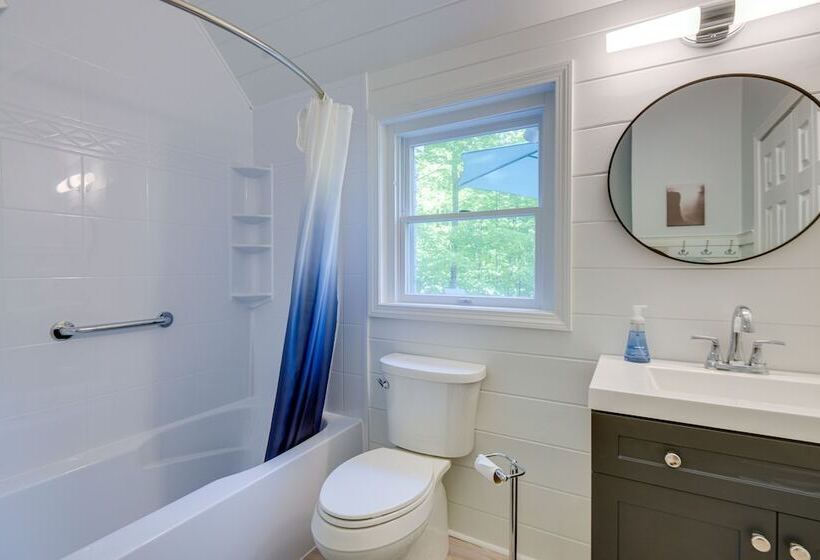 Cozy North Conway Retreat W/ Deck & Fire Pit!