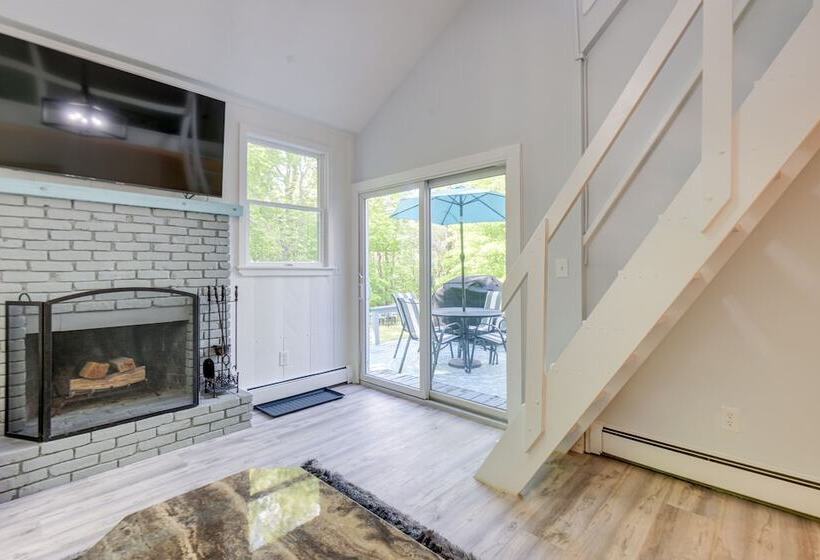 Cozy North Conway Retreat W/ Deck & Fire Pit!