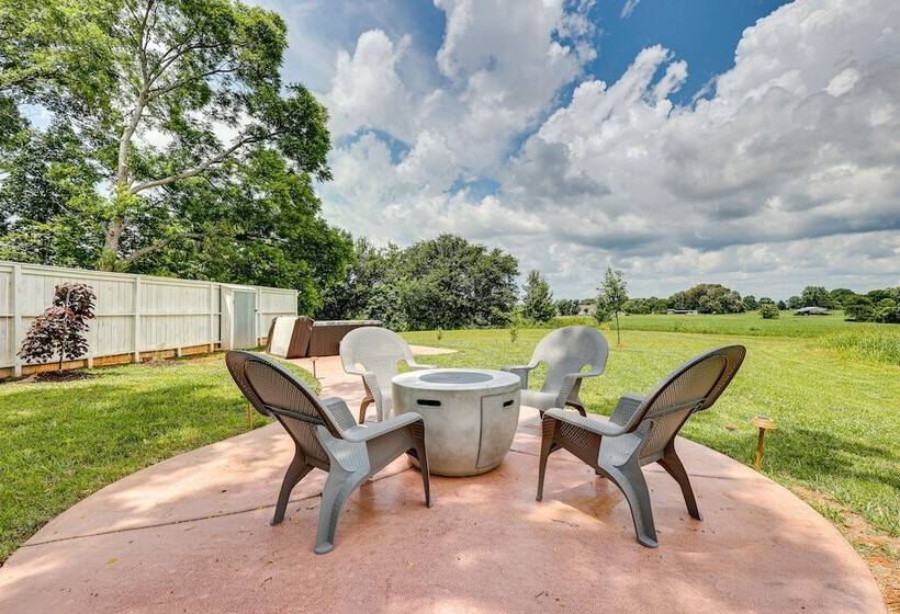 Cozy Tennessee Abode W/ Private Hot Tub & Fire Pit