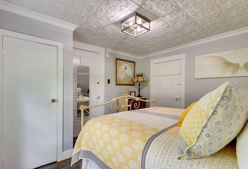 Cozy Tennessee Abode W/ Private Hot Tub & Fire Pit