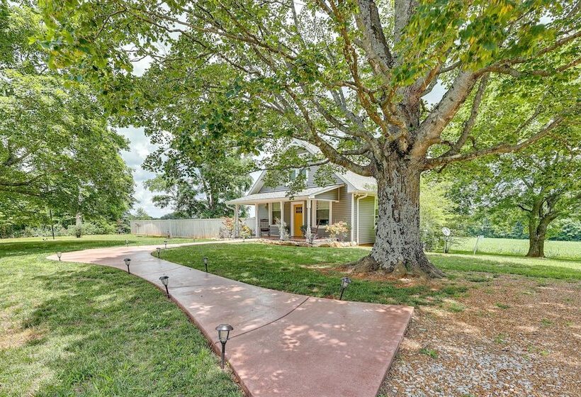 Cozy Tennessee Abode W/ Private Hot Tub & Fire Pit