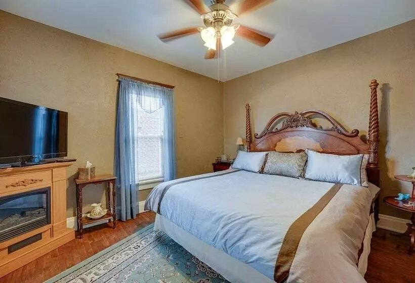 Dtwn Victorian Home   1 Mi To Lake Michigan Beach!