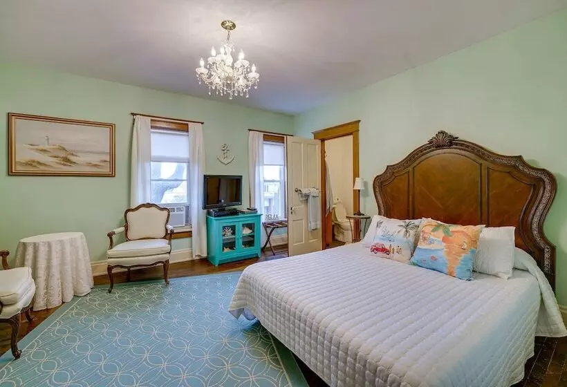 Dtwn Victorian Home   1 Mi To Lake Michigan Beach!