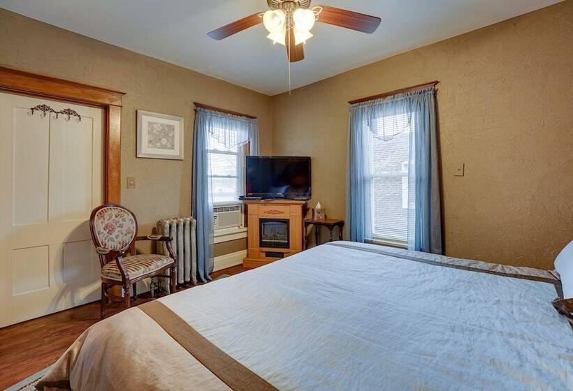 Dtwn Victorian Home 1 Mi To Lake Michigan Beach!