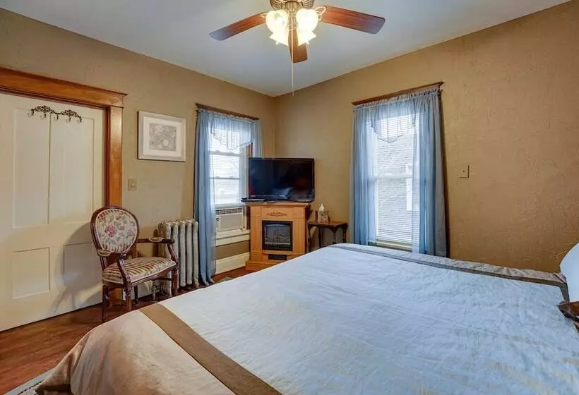 Dtwn Victorian Home   1 Mi To Lake Michigan Beach!