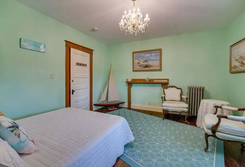 Dtwn Victorian Home   1 Mi To Lake Michigan Beach!