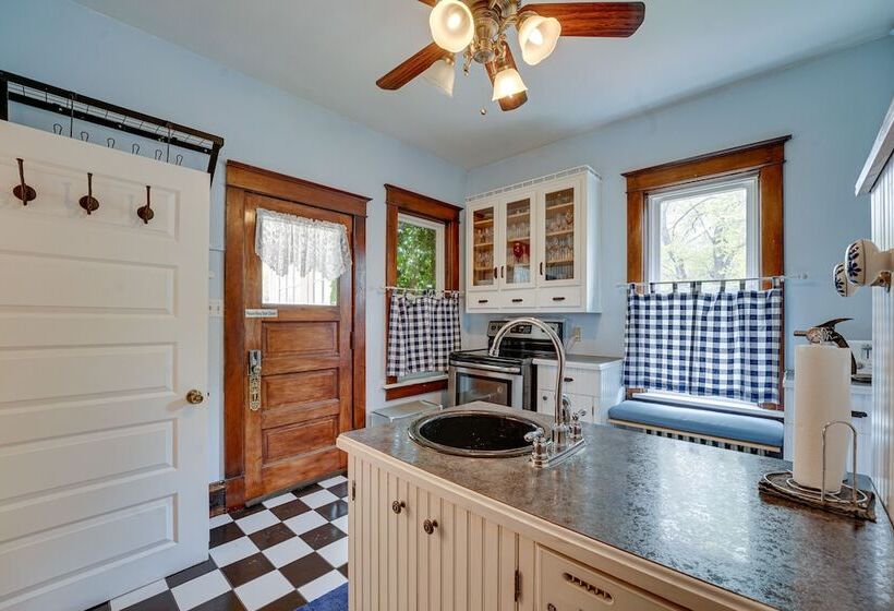 Dtwn Victorian Home 1 Mi To Lake Michigan Beach!