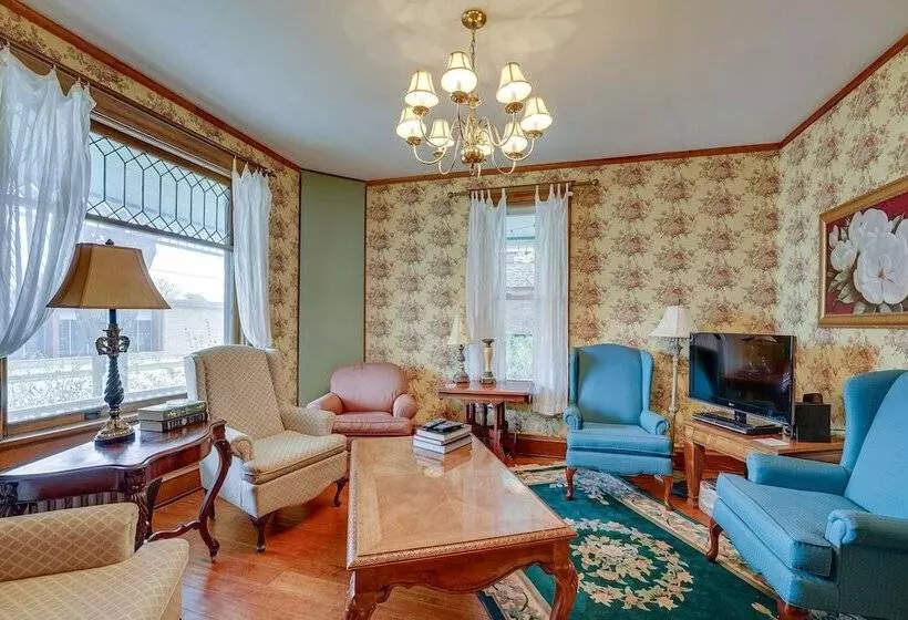 Dtwn Victorian Home   1 Mi To Lake Michigan Beach!