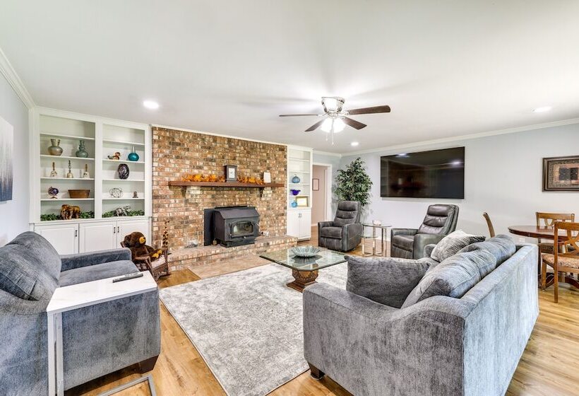 Expansive Fayetteville Retreat: 11 Mi To U Of A!