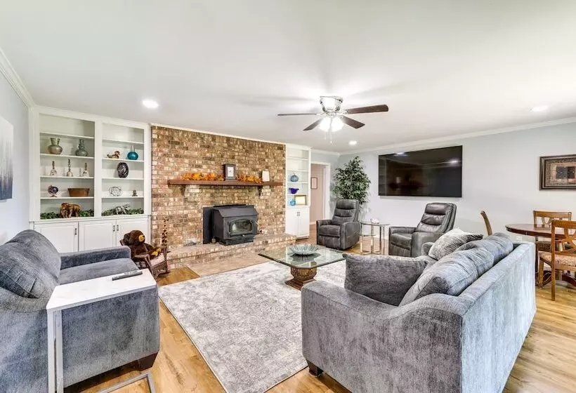 Expansive Fayetteville Retreat: 11 Mi To U Of A!