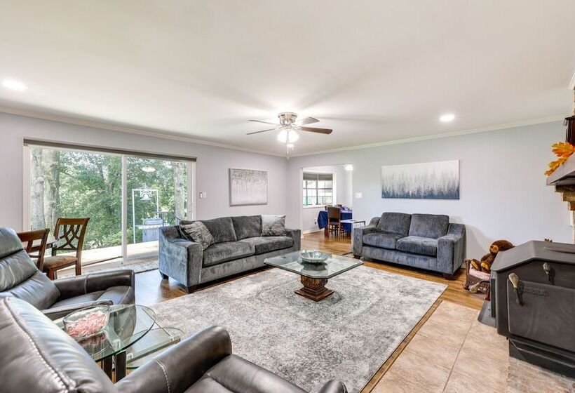 Expansive Fayetteville Retreat: 11 Mi To U Of A!