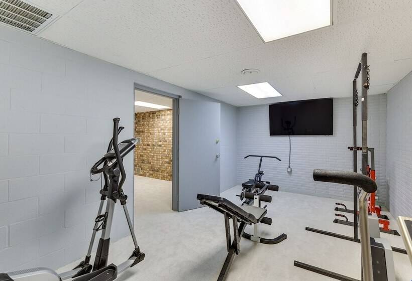 Expansive Fayetteville Retreat: 11 Mi To U Of A!