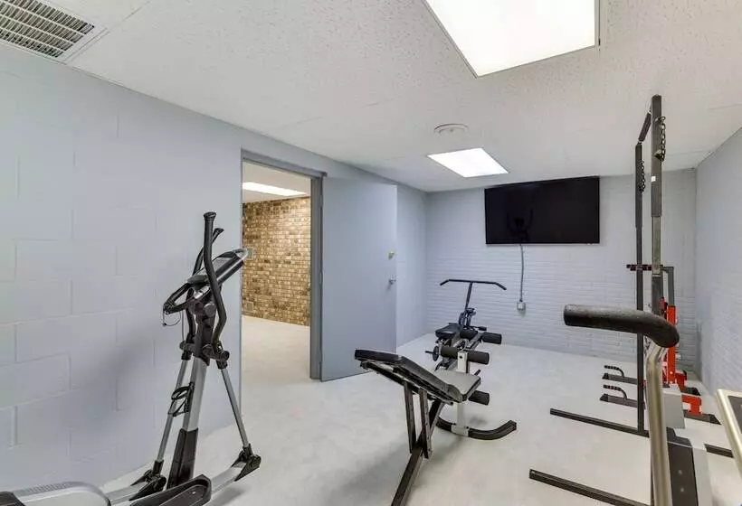 Expansive Fayetteville Retreat: 11 Mi To U Of A!