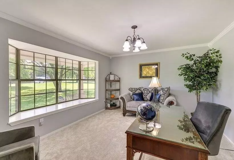 Expansive Fayetteville Retreat: 11 Mi To U Of A!