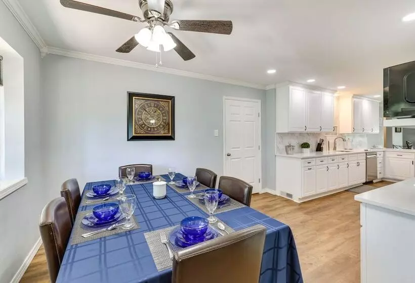 Expansive Fayetteville Retreat: 11 Mi To U Of A!