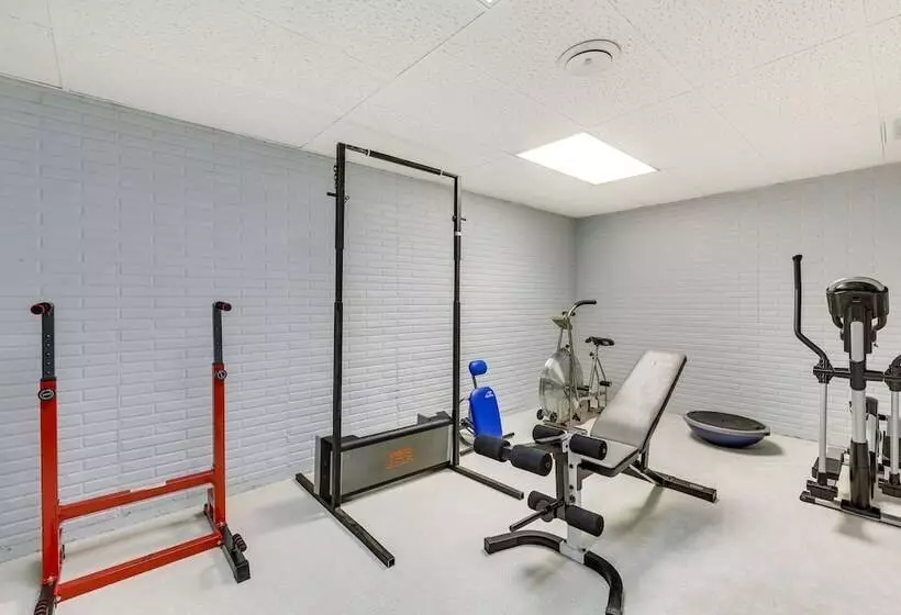 Expansive Fayetteville Retreat: 11 Mi To U Of A!