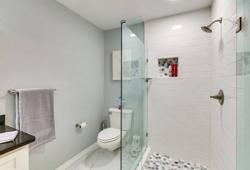 Expansive Fayetteville Retreat: 11 Mi To U Of A!