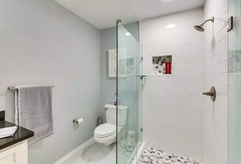 Expansive Fayetteville Retreat: 11 Mi To U Of A!