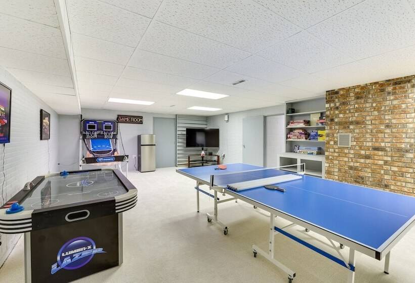 Expansive Fayetteville Retreat: 11 Mi To U Of A!