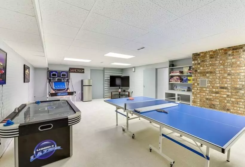 Expansive Fayetteville Retreat: 11 Mi To U Of A!