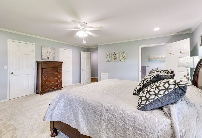 Expansive Fayetteville Retreat: 11 Mi To U Of A!