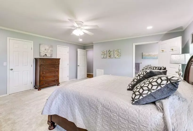 Expansive Fayetteville Retreat: 11 Mi To U Of A!