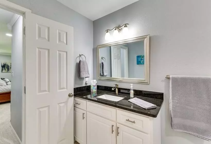 Expansive Fayetteville Retreat: 11 Mi To U Of A!