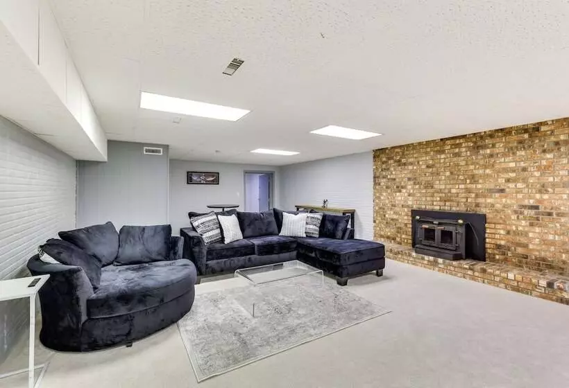 Expansive Fayetteville Retreat: 11 Mi To U Of A!