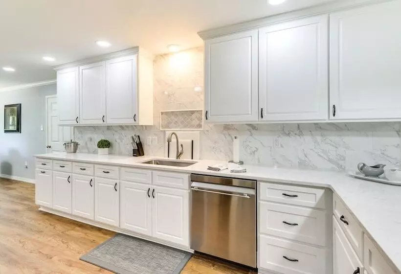 Expansive Fayetteville Retreat: 11 Mi To U Of A!