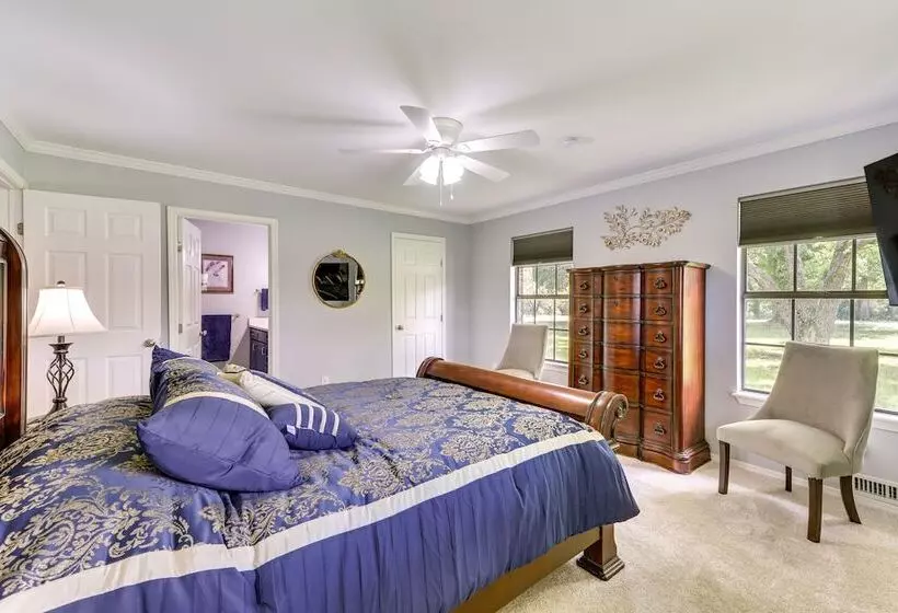 Expansive Fayetteville Retreat: 11 Mi To U Of A!