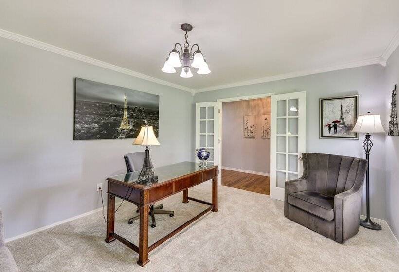 Expansive Fayetteville Retreat: 11 Mi To U Of A!