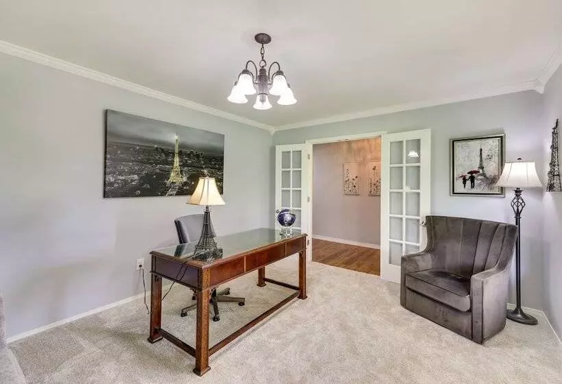 Expansive Fayetteville Retreat: 11 Mi To U Of A!