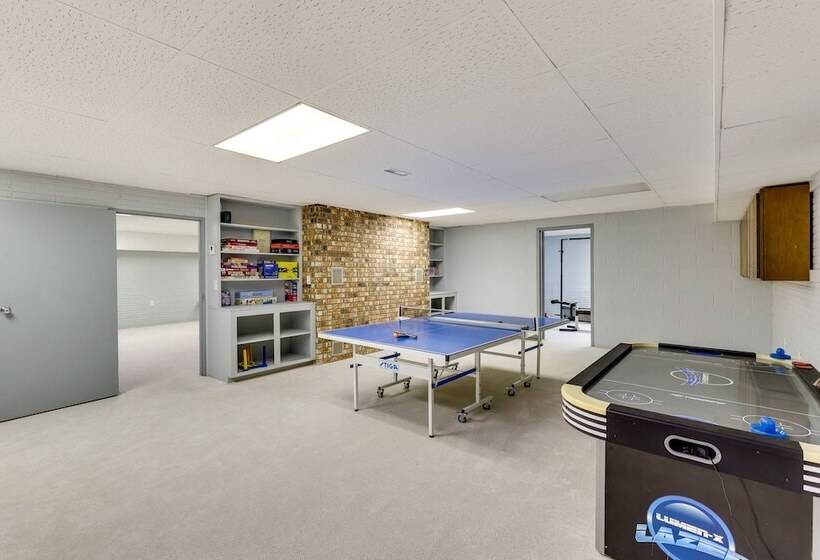 Expansive Fayetteville Retreat: 11 Mi To U Of A!