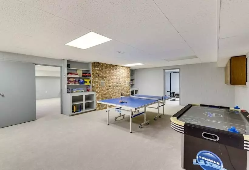 Expansive Fayetteville Retreat: 11 Mi To U Of A!