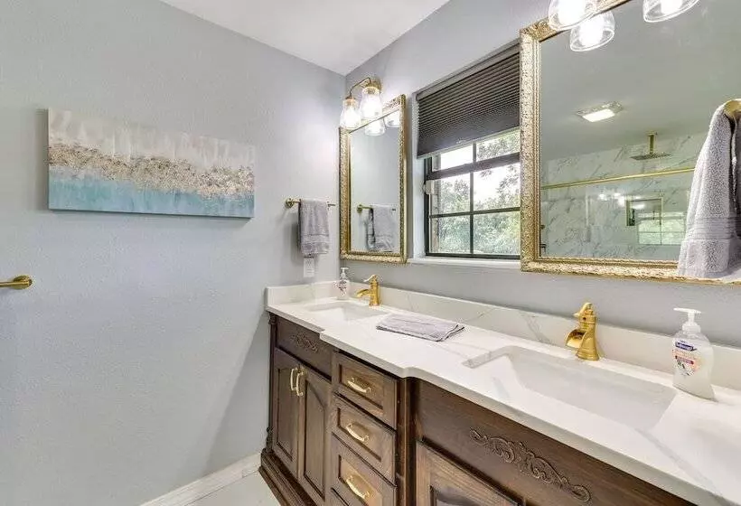 Expansive Fayetteville Retreat: 11 Mi To U Of A!