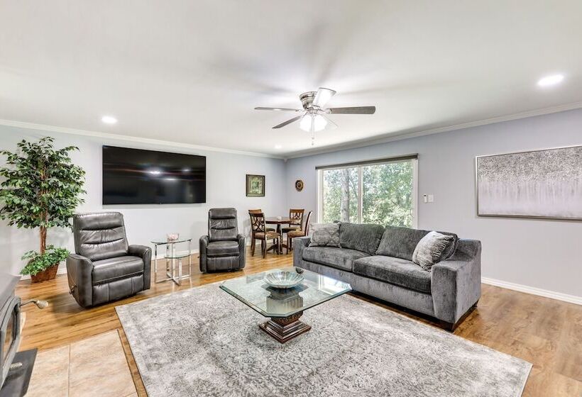 Expansive Fayetteville Retreat: 11 Mi To U Of A!